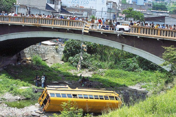 Por pelear ruta, bus cae desde puente