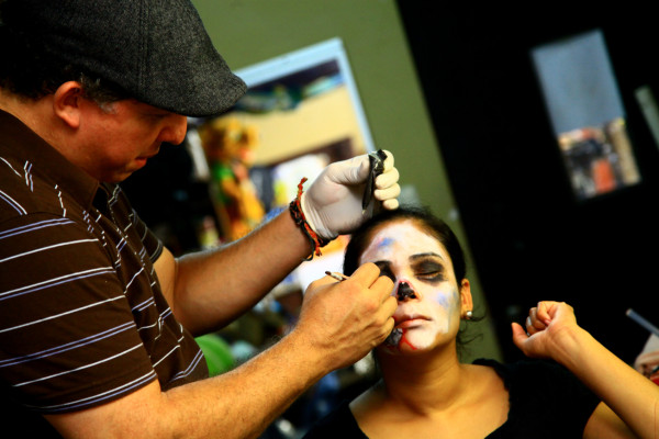 El hondureño de los mil oficios causa horror con su arte