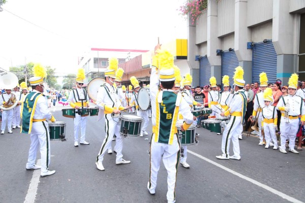 Bandas ponen a bailar a sampedranos