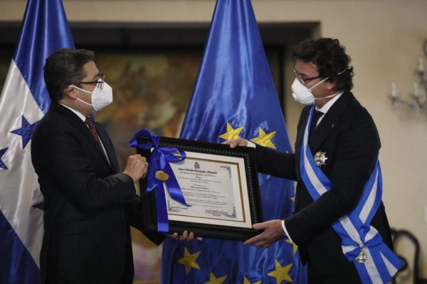 Honduras condecora con Orden Francisco Morazán al embajador de Unión Europea