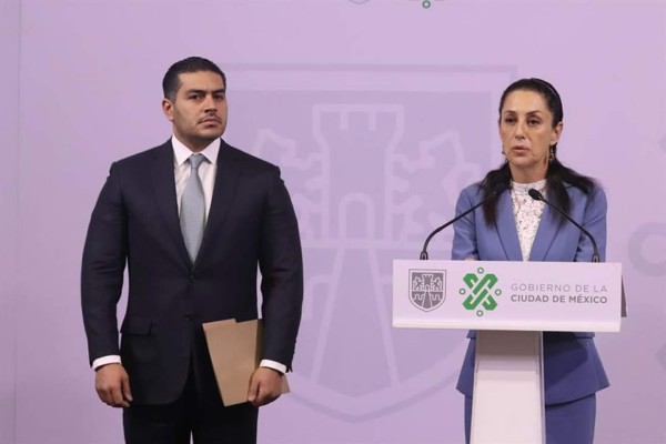 El titular de la Secretaría de Seguridad Ciudadana (SSC) de la Ciudad de México, Omar García Harfuch (i), acompañado de la jefa de gobierno Claudia Sheinbaum, participan este jueves durante una rueda de prensa en Ciudad de México, México. EFE/José Pazos