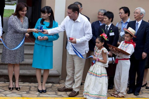 Princesa Mako visita el parque Arqueológico Copán Ruinas