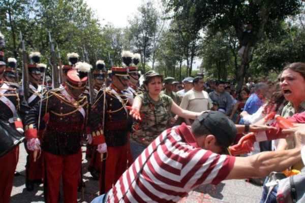 Policía disuelve marcha en contra del Ejército guatemalteco