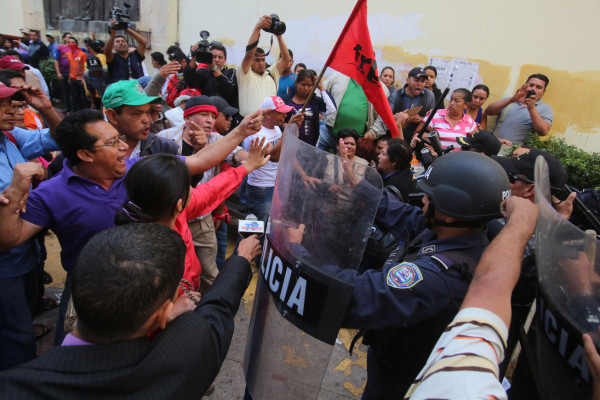 Protesta en el Congreso Nacional termina en violenta riña