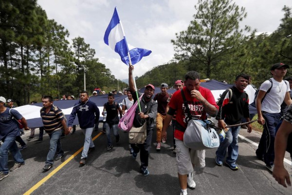 Caravana de migrantes avanza hacia México vigilada por Policía
