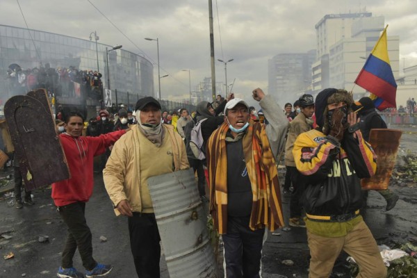 Los ecuatorianos se saltan el toque de queda para continuar las protestas