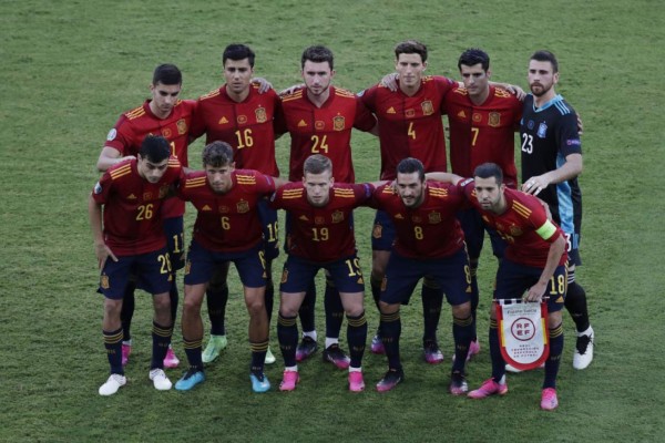 (Top L to R) Spain's midfielder Ferran Torres, Spain's midfielder Rodri, Spain's defender Aymeric Laporte, Spain's defender Pau Torres, Spain's forward Alvaro Morata, Spain's goalkeeper Unai Simon, (bottom L to R) Spain's forward Pedri, Spain's midfielder Marcos Llorente, Spain's midfielder Daniel Olmo, Spain's midfielder Koke and Spain's defender Jordi Alba pose for a group picture ahead of the UEFA EURO 2020 Group E football match between Spain and Sweden at La Cartuja Stadium in Sevilla on June 14, 2021. (Photo by Julio MUNOZ / POOL / AFP)