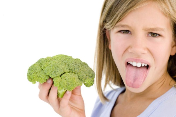 Niños tiran a la basura las frutas y verduras
