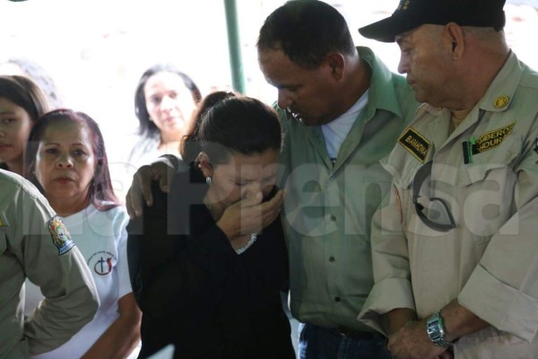 Con honores entierran al héroe bombero Óscar Madrid en Tegucigalpa