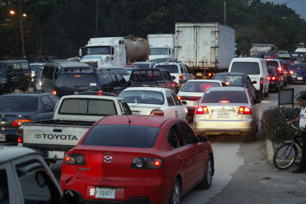Conductores sampedranos atorados en infernal caos vehicular