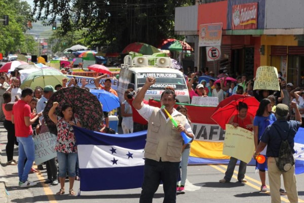 Protestan por alto costo de combustibles y canasta básica
