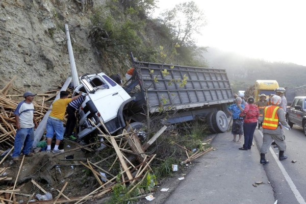 Dramático rescate de conductor al estrellarse camión