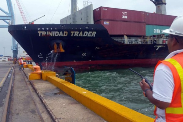 Barco choca contra muelle en Puerto Cortés