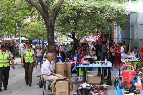 Intentan despejar el parque central de San Pedro Sula