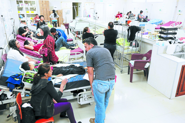 Enfermos y heridos abarrotan el Escuela