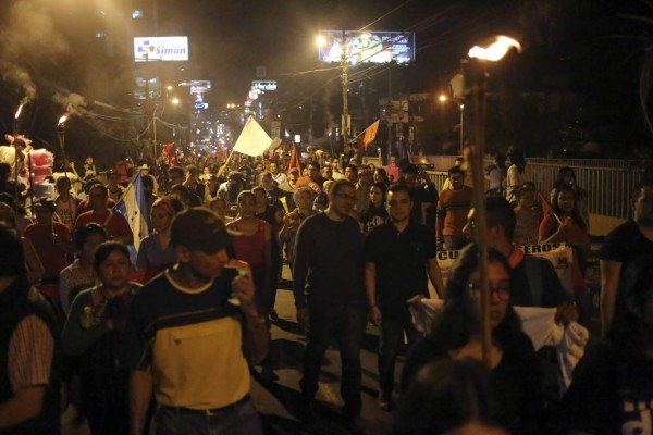 La Alianza de Oposición realizó marcha con antorchas