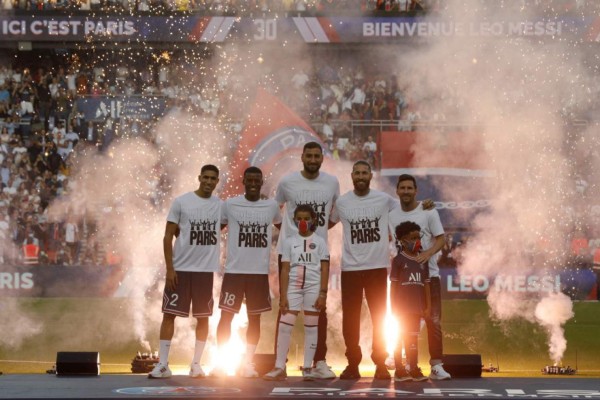 (From L) Paris Saint-Germain's Moroccan defender Achraf Hakimi, Paris Saint-Germain's Dutch mifielider Georginio Wijnaldum, Paris Saint-Germain's Italian goalkeeper Gianluigi Donnarumma, Paris Saint-Germain's Spanish defender Sergio Ramos and Paris Saint-Germain's Argentinian forward Lionel Messi pose during a presentation ceremony prior to the French L1 football match between Paris Saint-Germain and Racing Club Strasbourg at the Parc des Princes stadium in Paris on August 14, 2021. (Photo by GEOFFROY VAN DER HASSELT / AFP)