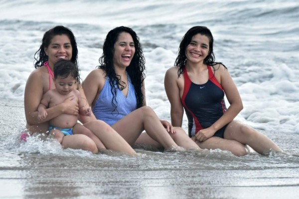 Pese a mal clima, hondureños visitan la costa norte