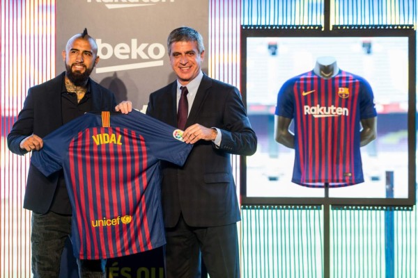 Arturo Vidal supera las pruebas médicas y firma contrato con el FC Barcelona