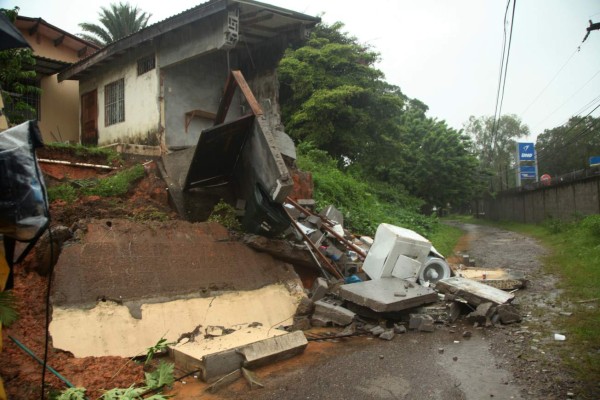Dos muertos y varias familias en albergues, saldo en Atlántida