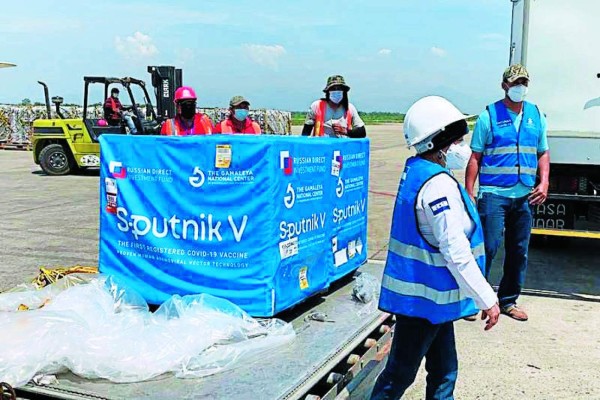 Fotografía cedida por Casa Presidencial de la llegada de un primer lote de vacunas Sputnik V hoy al Aeropuerto Internacional Ramón Villeda Morales, en la ciudad de la Lima al norte de Honduras. EFE/ Presidencia De Honduras