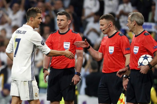 GRA467. MADRID, 02/05/2017.- El delantero portugués del Real Madrid Cristiano Ronaldo (i) saluda al árbitro inglés Martin Atkinson (2d) al finalizar el partido de ida de las semifinales de la Liga de Campeones que Real Madrid y Atlético de Madrid disputaron esta noche en el estadio Santiago Bernabéu, en Madrid. EFE/Chema Moya
