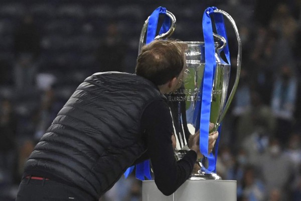 Chelsea's German coach Thomas Tuchel kisses the trophy after winning the UEFA Champions League final football match at the Dragao stadium in Porto on May 29, 2021. (Photo by PIERRE-PHILIPPE MARCOU / POOL / AFP)