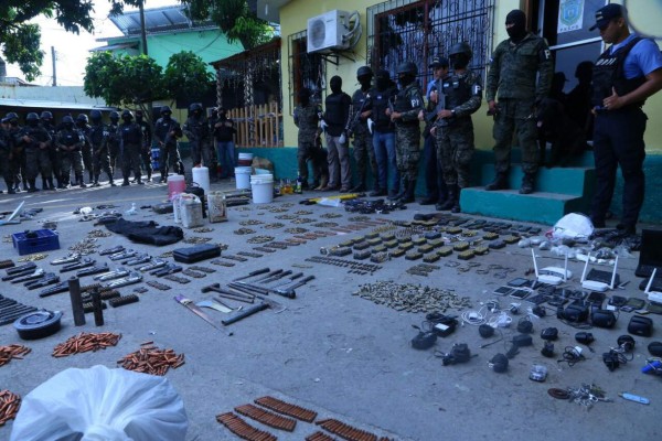 Parte de las armas decomisadas en el centro penal de San Pedro Sula.