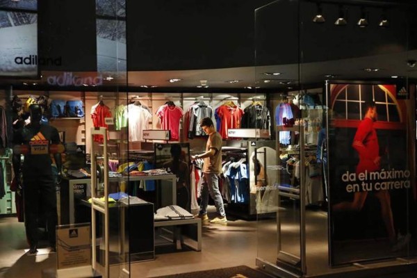 Maduro obliga a tiendas de ropa y zapatos a bajar precios al 50%