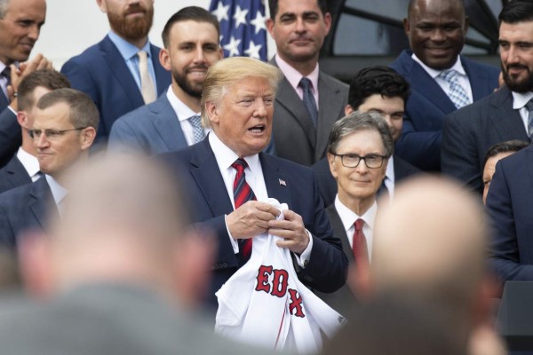 Jugadores de béisbol latinos y afroamericanos le dan plantón a Trump