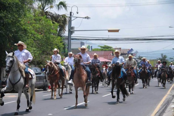 Desfile hípico de la Agas encanta a los sampedranos