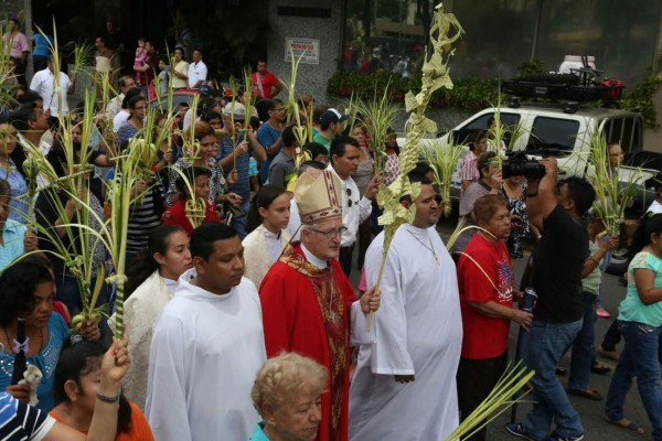 Miles de católicos sampedranos celebran el Domingo de Ramos