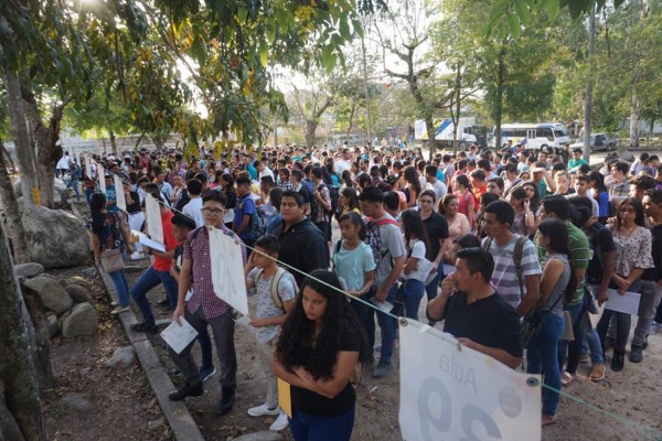 Más de 15,000 jóvenes buscan entrar a la Unah