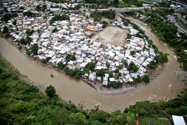 Huracán Iota toca tierra con poder devastador