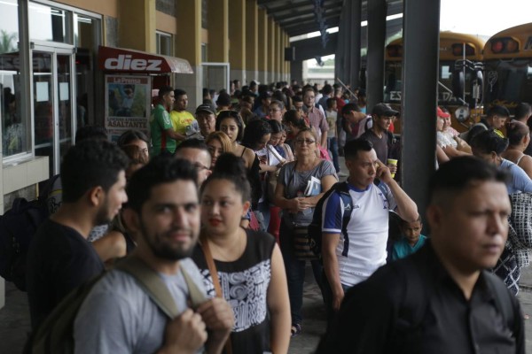 Abarrotada de viajeros luce la terminal de buses de San Pedro Sula