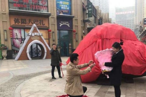 Un chino da una piedra de 33 toneladas a su novia por su mano