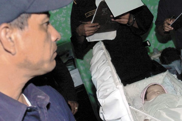 Bebita muere al ser asfixiada por su padre
