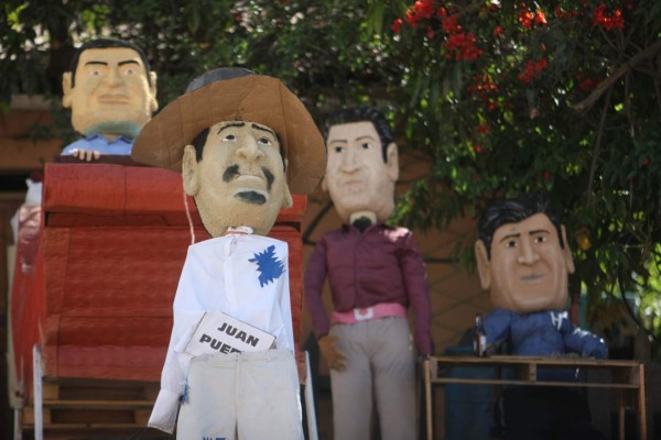 Todo listo para la tradicional quema de monigotes