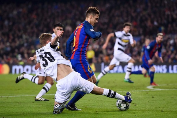 Barcelona's midfielder Denis Suarez (R) vies with Moenchengladbach's Swiss defender Nico Elvedi during the UEFA Champions League Group C football match FC Barcelona vs Borussia Moenchengladbach at the Camp Nou stadium in Barcelona, on December 6, 2016. / AFP PHOTO / JOSEP LAGO