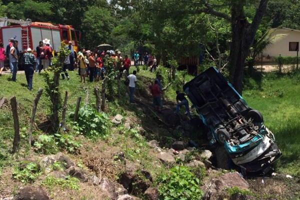 Al menos 14 heridos tras colisión de bus y pick up en Copán