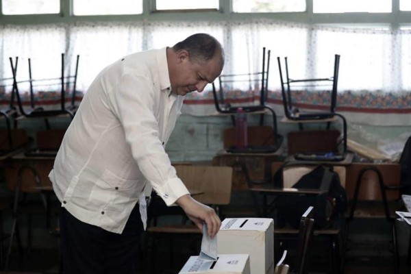 Presidente de Costa Rica votó preocupado por la economía