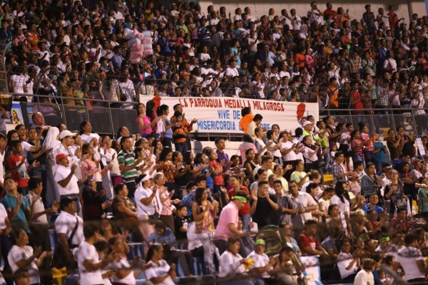 Miles de feligreses llenan el estadio de misericordia
