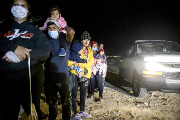 Uno de los migrantes recién desembarcado al otro lado del río Grande es Dani, un hondureño de 42 años que viaja con su hija Daniela, de seis años. Ya hizo el mismo viaje hace dos semanas, exactamente por el mismo lugar, pero lo deportaron cuatro días después en un bus a Acuña, México. “Mi salario en Honduras no alcanzaba para mantener a mi familia”, dice mientras camina. (Photo by Ed JONES / AFP)