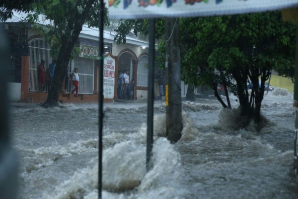 Fuerte lluvia y relámpagos afectan a San Pedro Sula