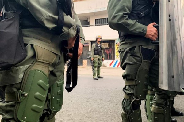 Suman 60 los uniformados venezolanos que abandonan a Nicolás Maduro