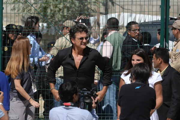 Ricardo Arjona inaugura escuela para niños en Guatemala