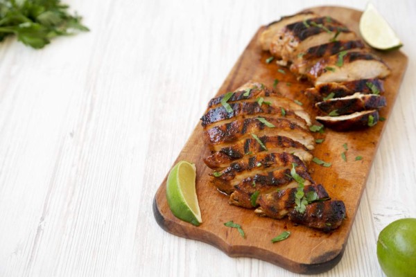 Cómo preparar unas pechugas picantes al grill