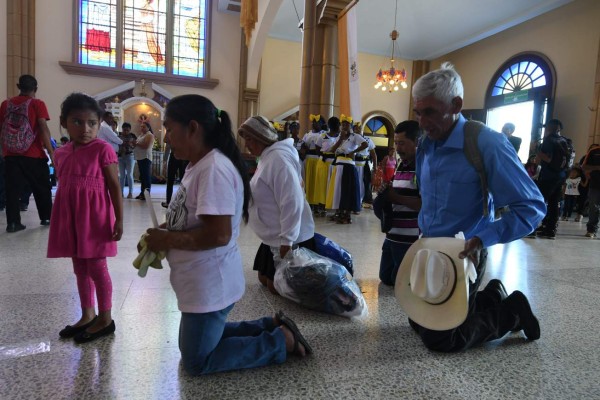 Hondureños oran a la Virgen de Suyapa por la seguridad y las igualdades sociales