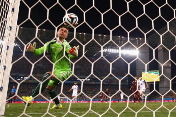 Video: Portero de Rusia protagoniza el 'oso' del Mundial de Brasil