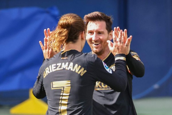 Barcelona's French midfielder Antoine Griezmann (R) celebrates with Barcelona's Argentinian forward Lionel Messi after scoring during the Spanish League football match between Villarreal CF and FC Barcelona at La Ceramica stadium in Vila-real on April 25, 2021. (Photo by JOSE JORDAN / AFP)